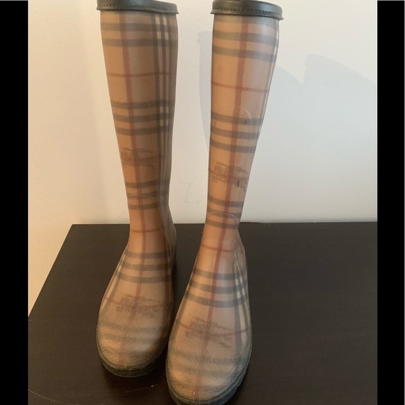 Lightly used Burberry rain boots - Picture 1 of 3